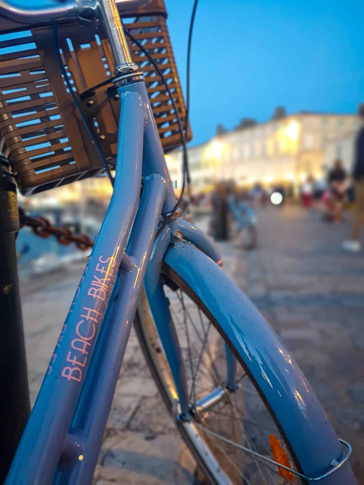 vélo sur le port de Saint Martin de ré