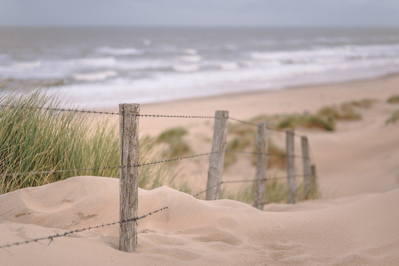 Chemin sur la plage au bois plage en ré