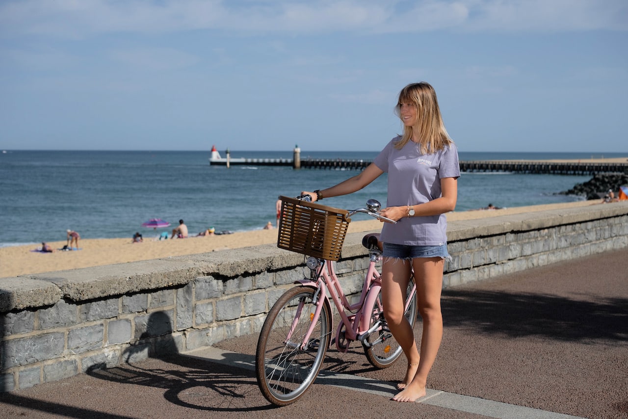 Touriste avec un vélo rose à capbreton.