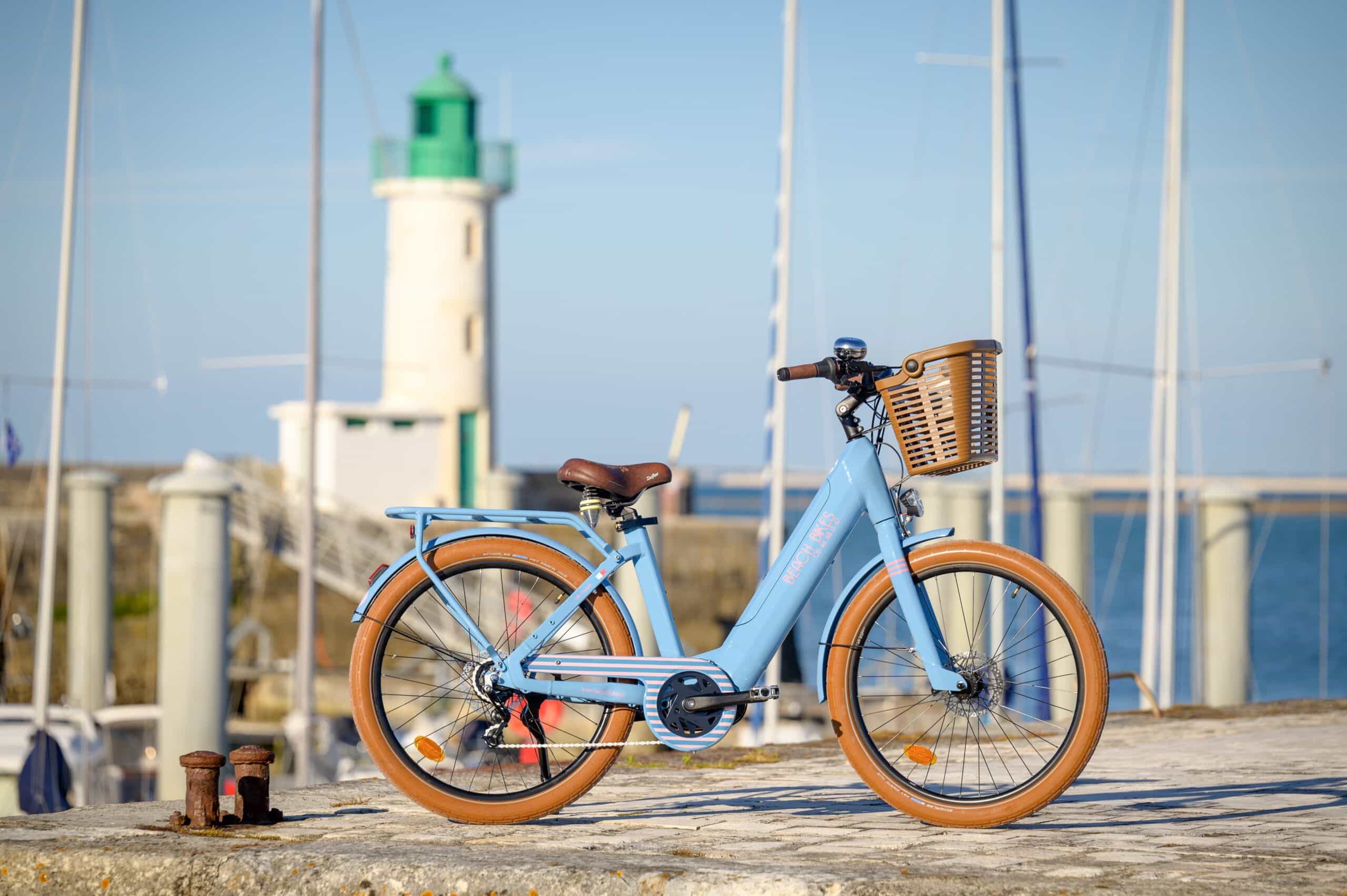 Un vélo électrique premium devant le phare du port de la Flotte en Ré.
