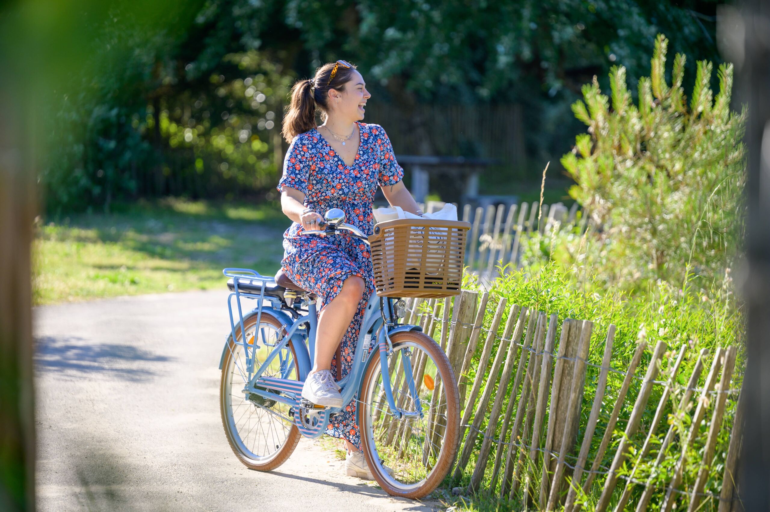 femme sur un vélo au camping val de loire