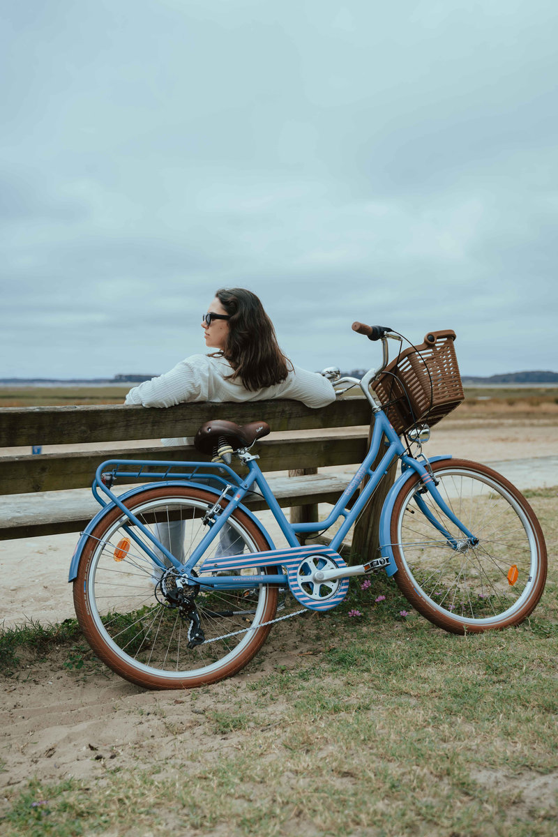 femme observe horizon avec son vélo femme observe horizon avec son vélo bleu